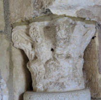 Chapiteaux et sculptures de l'église Saint-Pierre