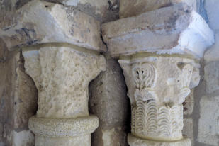Chapiteaux et sculptures de l'église Saint-Pierre