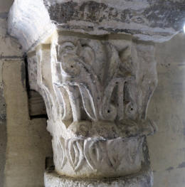 Chapiteaux et sculptures de l'église Saint-Pierre