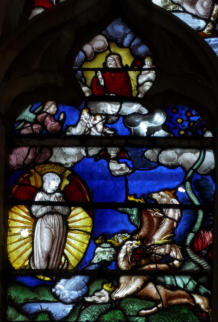 Église Saint-Florentin à Saint-Florentin (Yonne): Baie 9 de l'Apocalypse où cette vierge nimbée de lumière reste dans le contexte de l'Apocalypse.