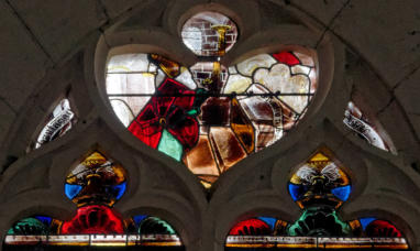 Un évêque priant devant un autel surmonté d'un retable figurant le Calvaire (messe de saint Grégoire?)