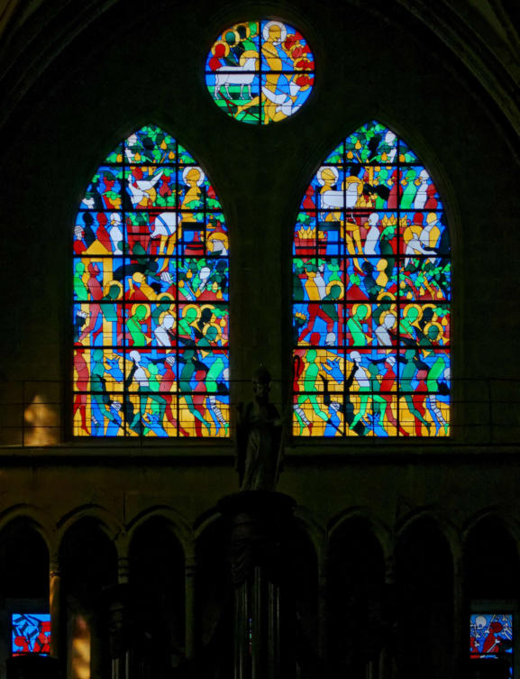 Les vitraux de l'Apocalypse, situés sur la façade occidentale, ont été réalisés par Georg Ettl