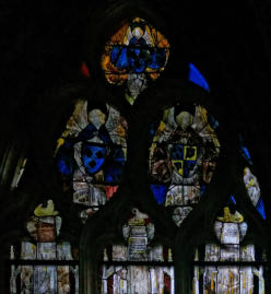 trois anges portent les écus armoriés du roi XI, de charles d'Anjou et du Dauphin