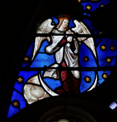 Église Saint-Martin de Grandville: La femme vêtue de lumière de la baie 5 