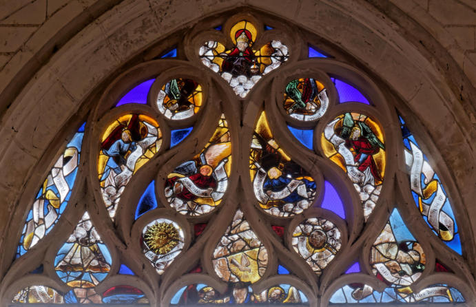 Baie 18: Vie de la Vierge avec une Annonciation (?), Assomption et Dieu le Père bénissant avec des anges.