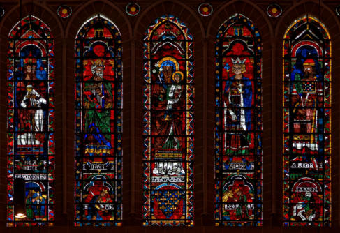 Baie 121:  Nabuchodonosor adorant une idole et Melchisédech - Saül se transperçant de son épée et David - Armes de France et sainte Anne portant la Vierge - Jéroboam adorant les veaux d'or et Salomon - Pharaon précipité dans la Mer rouge et Aaron