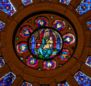 La Vierge avec un lys en fleur et l'Enfant Jésus bénissant