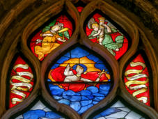 Baie 2: Dieu le Père avec la tiare pontificale et les anges qui portent les instruments de la Passion du Fils