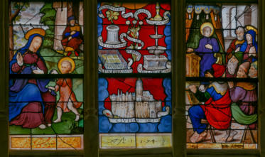 Baie 30: La Sainte Famille - Emblèmes de la Vierge - Le Christ chez les docteurs