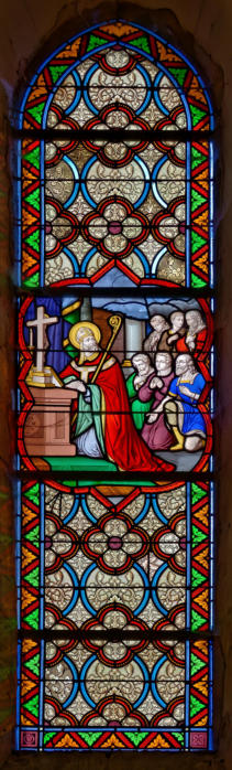 Julien célèbre la masse dans la nouvelle église du Mans