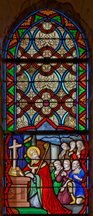 Julien célèbre la masse dans la nouvelle église du Mans