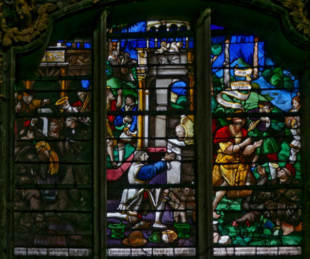 Les 2 moiens emmènent le chef dans un drap - Il apparaît dans une jarre au-dessus d'un autel - Accompagné de 2 musiciens le saint apparaît à saint Marclel endormi