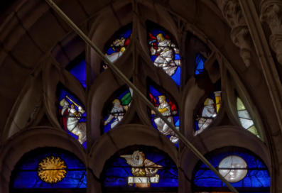 6 anges portant les instruments de la Passion - Soleil - Pélican mystique - Lune