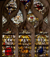 Trinité (Le Christ - Dieu le Père - La colombe du Saint-Esprit) - Danss le tympan, Couronnement de la Vierge (coupé) et écus