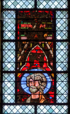 Baie 14: Tête d'un apôtre sous un gâble