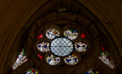 Des anges tenant de phylactères