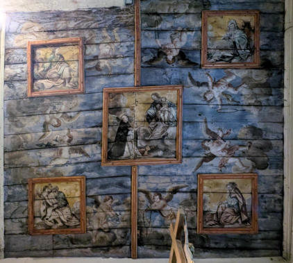 Le plafond en bois peint où saint Dominique reçoit le rosaire