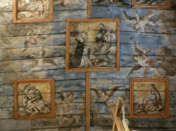 Le plafond en bois peint où saint Dominique reçoit le rosaire